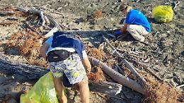 Poligono militare, i volontari ripuliscono  la spiaggia