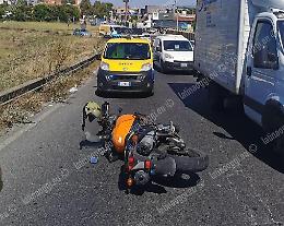 Camion perde il carico d'olio, poi due incidenti: caos all'uscita della Pontina