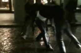 Fissa una ragazzina, anziano ubriaco malmenato da alcuni giovani