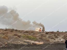 Camper in fiamme, paura sul lungomare