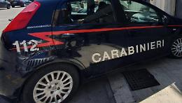 Cade dal compattatore, paura per un operaio