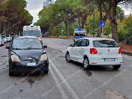 Incidente davanti alla scuola, scontro tra due auto