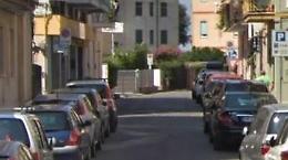 Colpo serale al bazar in centro, i banditi ripresi dalle telecamere
