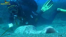 Ventotene, dai fondali emerge un'anfora