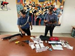 In possesso di armi e droga, i carabinieri arrestano un 18enne