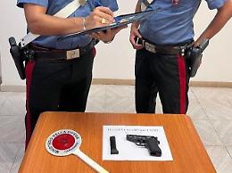 Minacciano un uomo con una pistola in un'attività commerciale: denunciati