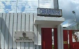 Stava per dare fuoco all'auto di moglie e figlia: arrestato