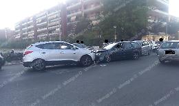 Scontro all'incrocio, suv finisce contro le auto ferme al semaforo