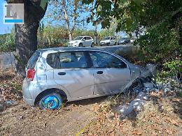 Perde il controllo dell'auto e finisce fuori strada, ferito un'81enne