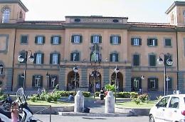 Accusa un malore e cade dalla scala, 74enne ricoverato d'urgenza al San Camillo