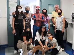 Spiderman in corsia al Goretti ma i supereroi sono i bambini ricoverati