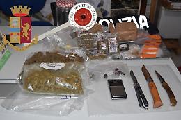 Hashish e marjuana nascosta tra le scatole alimentari, arrestato un 23enne