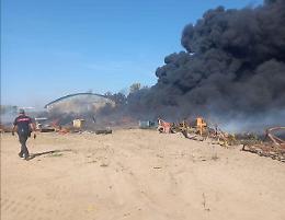 Vasto incendio in un terreno, bruciano pneumatici, elettrodomestici e plastica