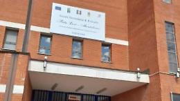 Sit-in davanti al liceo, la protesta pacifica degli studenti