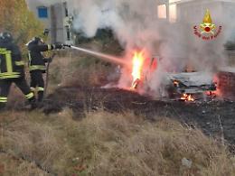 Auto a fuoco, accertamenti in corso