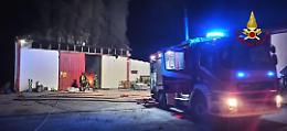 Fiamme nel capannone sulla Pontina