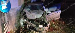 Si schiantano con l'auto contro il ponte, fuori pericolo i tre ragazzi