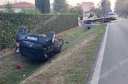 Carambola con l'auto fuori strada, ferita una donna