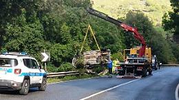 Esce di strada all'alba, donna resta intrappolata a lungo nell'abitacolo