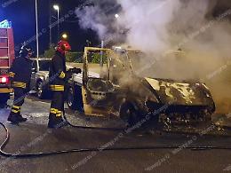 Mezzo a fuoco davanti al mercato annonario, giallo sulle cause