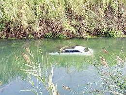 I ladri affondano l'auto rubata nel fiume Cavata