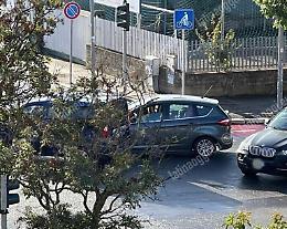 Nuovo incidente all'incrocio di via Toscanini, semaforo lampeggiante da giorni