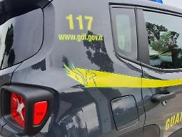 In auto con 2 chili di hashish e marijuana, intercettato corriere della droga
