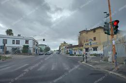 Auto investe un uomo mentre attraversa la strada e poi fugge