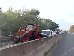 Furgone tampona un trattore sulla Pontina, traffico bloccato