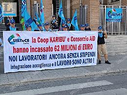 Karibu, spese folli con i soldi per l'accoglienza: la denuncia di un immigrato