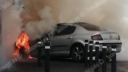Auto a fuoco davanti al cimitero