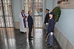 Una corona   in memoria dei Caduti della Polizia: la cerimonia