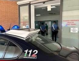 Aggredisce lo staff sanitario che lo stava soccorrendo, denunciato 27enne