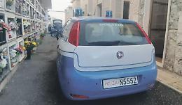 Legata e rapinata al cimitero: due arresti