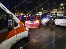 Sbaglia manovra, finisce con l'auto su due ruote