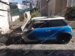 Auto a fuoco nella notte in viale Europa