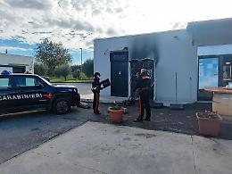 Distributore automatico danneggiato e incendiato, in corso gli accertamenti