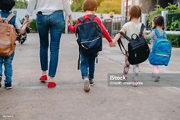 Firme sospette sui permessi dei figli a scuola, scatta la denuncia