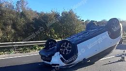 Incidente sulla Pontina, la soccorre e le ruba il portafogli