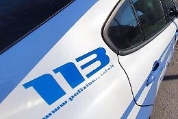 Si lancia prima contro le auto e poi aggredisce un sanitario