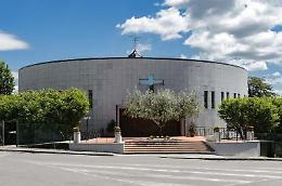 Irrompe in chiesa durante la messa e bestemmia