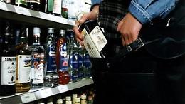 Ruba decine di bottiglie di alcolici al Conad: denunciato