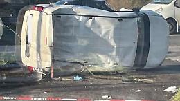 Scontro tra auto e furgone sull'Appia, quattro feriti