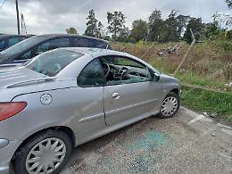 Ladri in azione alla stazione di Campo di Carne, auto vandalizzata