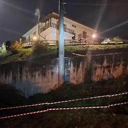 Maltempo, cede il muro di un'abitazione: chiusa via Capo d'Acqua
