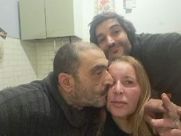 Uccide il compagno della madre a colpi di anfora per soldi e droga