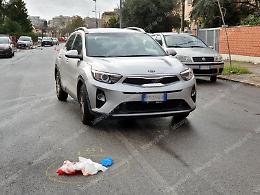 Scende dal furgone in sosta e viene investito da un'auto