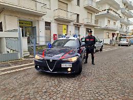 Raggira un'89enne e usa per un anno il suo bancomat: denunciato