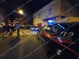 Calci e pugni in zona pub