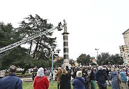 Si accende l'albero ed è già Natale